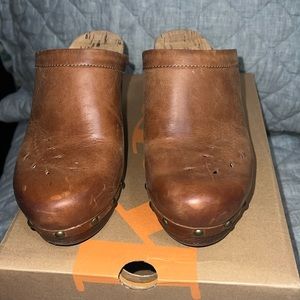 Korks heeled clogs brown